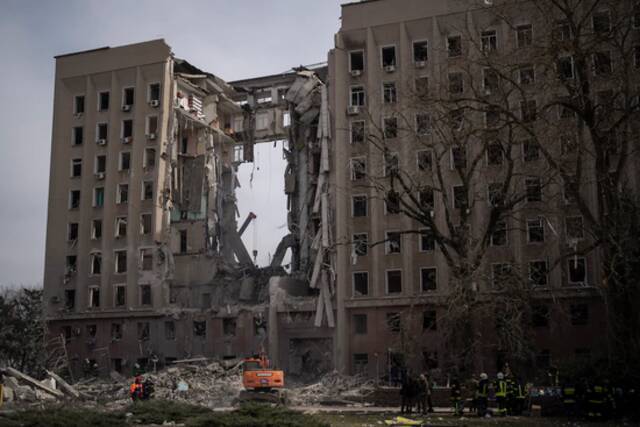 遭导弹袭击的建筑。图源：美联社