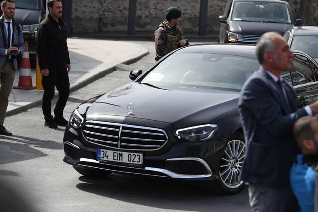  3月29日，在土耳其伊斯坦布尔，乌克兰代表团车队离开会谈现场。新华社记者沙达提摄
