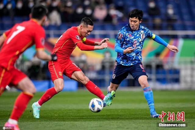 北京时间1月27日晚，在世预赛12强赛中，国足客场0:2不敌日本。图片来源：ICphoto