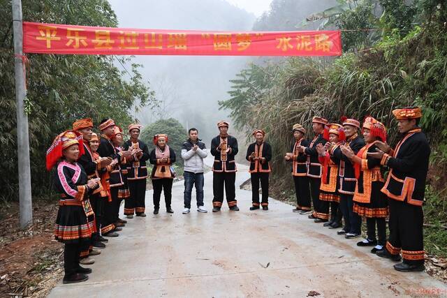 图为瑶乡群众庆祝牛塘背村水泥路通车。（汪文卿／摄）