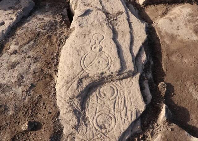 英国阿伯莱姆诺农田发现罕见神秘石刻或是1500年前土著皮克特人遗物