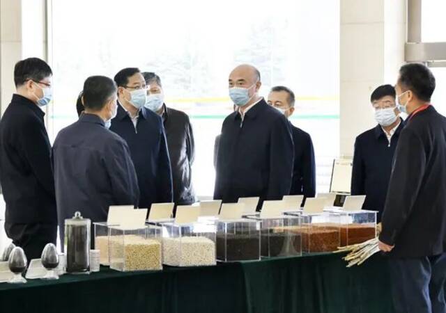 省委书记刘国中参观学校种质资源品种展