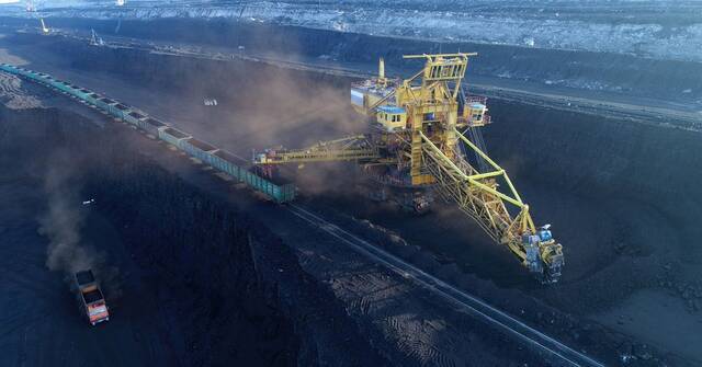 2019年2月26日，俄罗斯西伯利亚煤炭能源公司（SUEK）的一座露天煤矿。来源：路透社