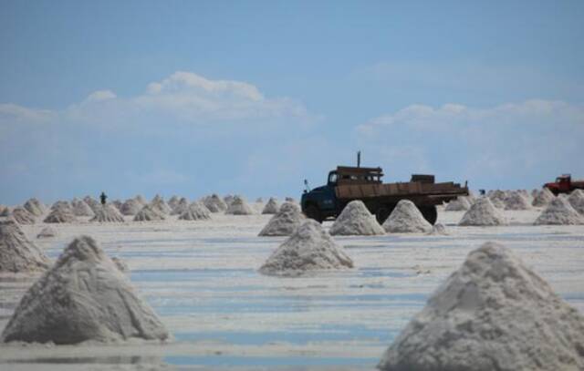 锂的来源之一盐湖来源：OFweek