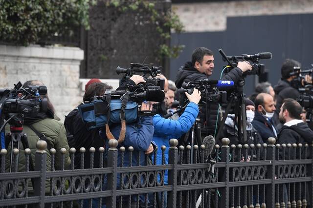 ↑3月29日，媒体记者聚集在土耳其伊斯坦布尔的俄乌代表团谈判会场外。新华社记者沙达提摄