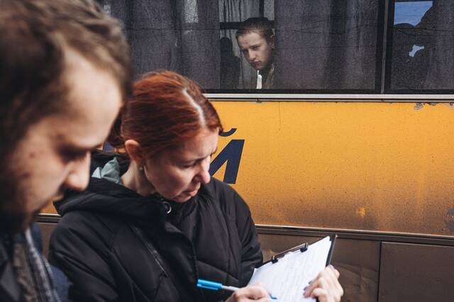 ↑3月30日，一名男孩在乌克兰扎波罗热地区等待通过人道主义走廊撤离。新华社发（迭戈·埃雷拉摄）