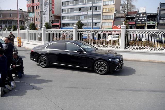 ↑3月29日，在土耳其伊斯坦布尔，俄罗斯代表团车队离开会谈现场。新华社记者沙达提摄