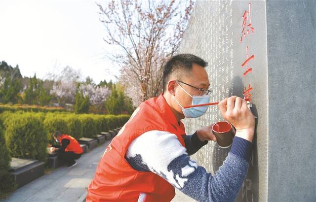 清明节前，志愿者在江苏省连云港市东海县安峰山烈士陵园，为英烈墙描红。(图片来源：视觉中国)