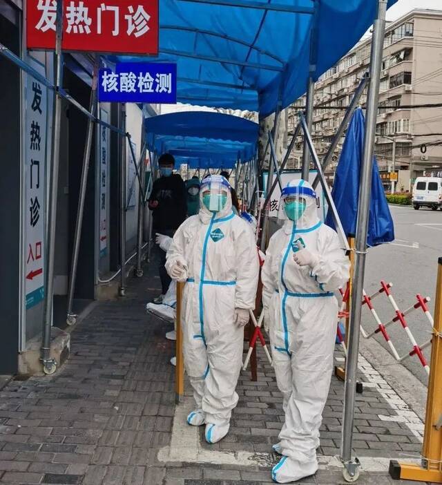 防护培训、关爱一线、志愿服务，我校师生医务人员在抗疫一线坚持不懈！