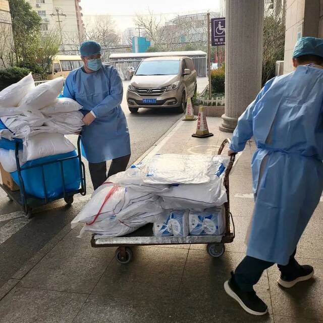 防护培训、关爱一线、志愿服务，我校师生医务人员在抗疫一线坚持不懈！