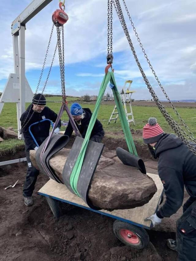 考古学家在苏格兰有史以来发现的最重要石刻纪念碑附近发现皮克特石碑