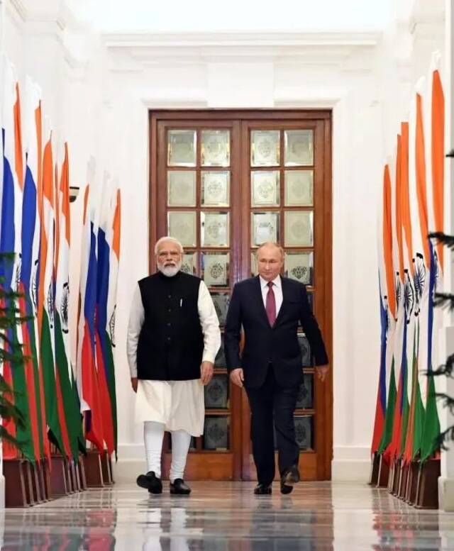 ▲2021年12月6日，印度总理莫迪（左）在新德里会晤俄罗斯总统普京（右）。印俄关系被印方称为“二战后最稳定的关系之一”，这也是在此特殊时期印俄仍能合作的基础。图/新华社
