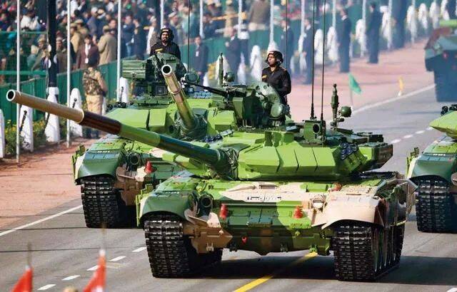 ▲2019年1月26日，印军装备的俄制T-90主战坦克参加阅兵式。被称“万国军火库”的印度，也是俄罗斯军火的重要买家。图/新华社