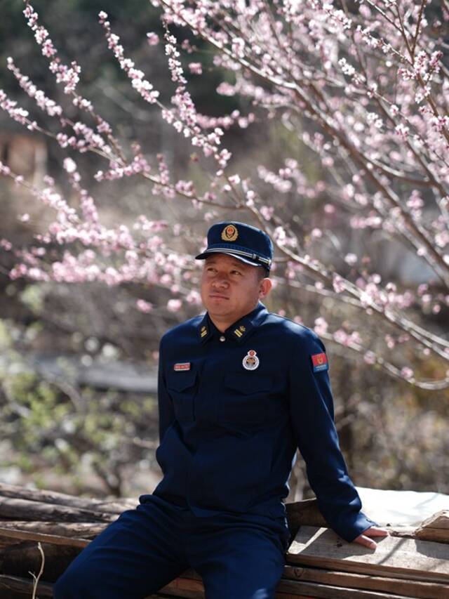 木里防火记：他常常一待就是半个多月，吃住都在山上