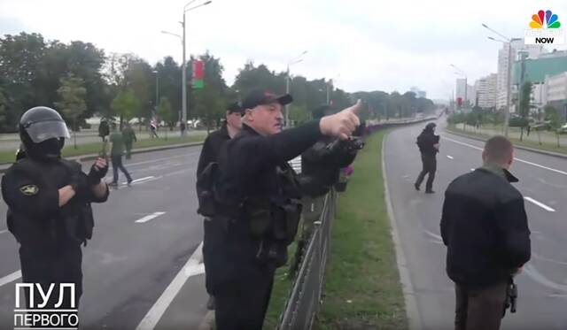 抗议现场慰问警察的卢卡申科视频截图