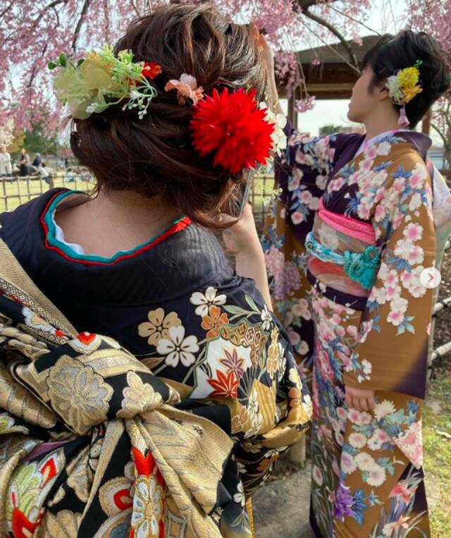 永田果央的姐姐在成人式当天穿着振袖赏花。受访者供图