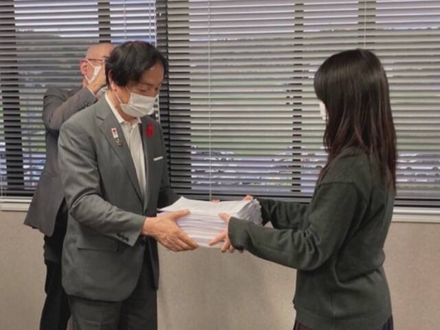 市民团体代表将联名反对书递交给伊贺市政府。日本东海电视台报道截图