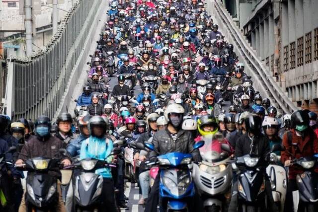 台湾民众骑摩托车出行资料图