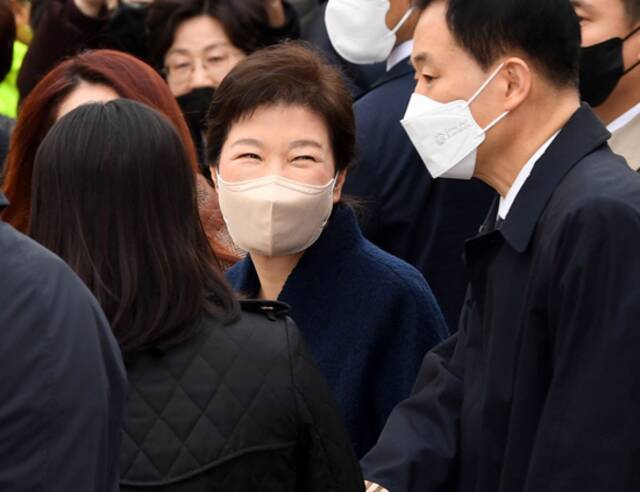 今年3月，柳荣夏陪同朴槿惠出院