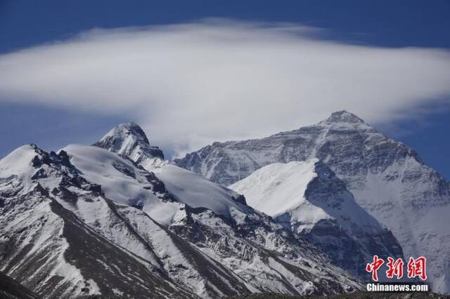 资料图：位于中国与尼泊尔边境线上的珠穆朗玛峰。中新社记者冉文娟摄