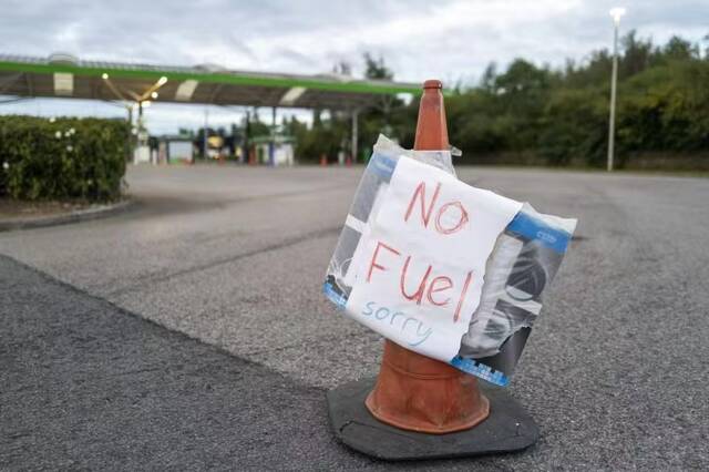 威尔士一家加油站挂出了无油可加的标语图源：Getty Images