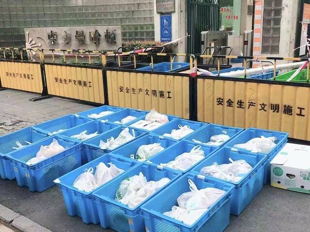 徐汇区一小区通过“叮咚邻里团”采购的商品