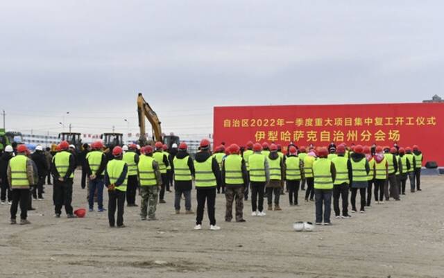 2022年3月17日拍摄的新疆2022年第一季度重大项目集中复工开工仪式伊犁哈萨克自治州分会场。新华社记者郝建伟摄