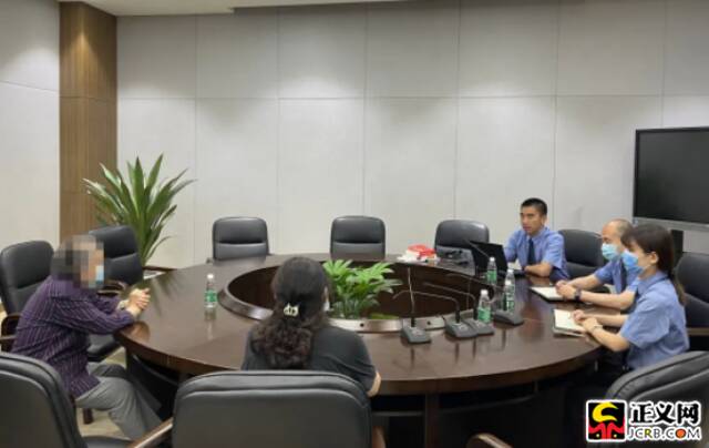 北京市东城区检察院检察官与董存瑞妹妹进行沟通。