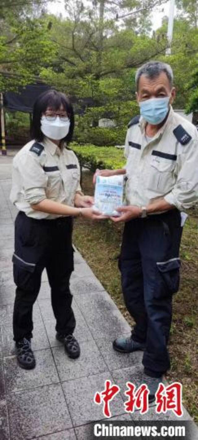 香港政府人员协会属会渔农自然护理署职工会向工友派防疫物资。香港政府人员协会供图