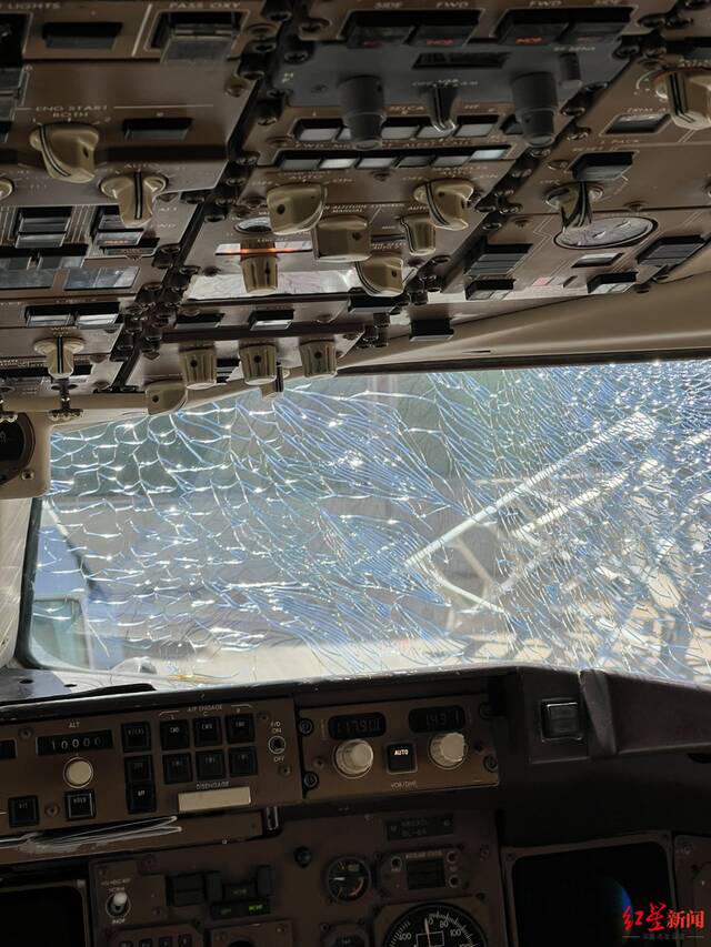 ▲机上乘客在社交媒体上分享的照片显示，驾驶舱风挡出现了数十处裂缝，但仍未从框架上脱落