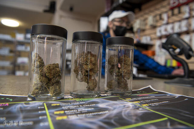 圣达菲当地一家商店店员展示在售大麻