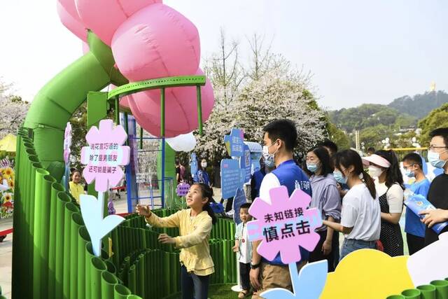 花展办成反诈游园会？全国首个“花”式反诈，在重庆！