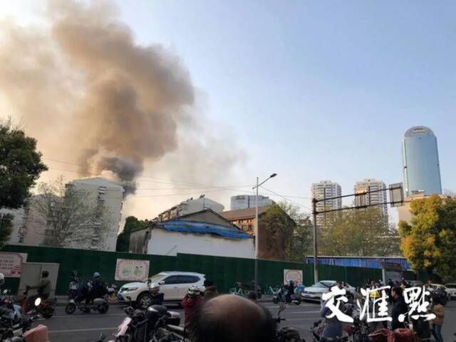 突发！南京两幢居民楼起火！