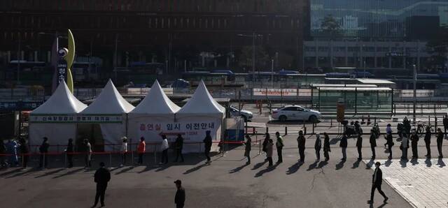 当地时间4月3日，韩国首尔，民众排队进行新冠病毒检测。图/IC photo