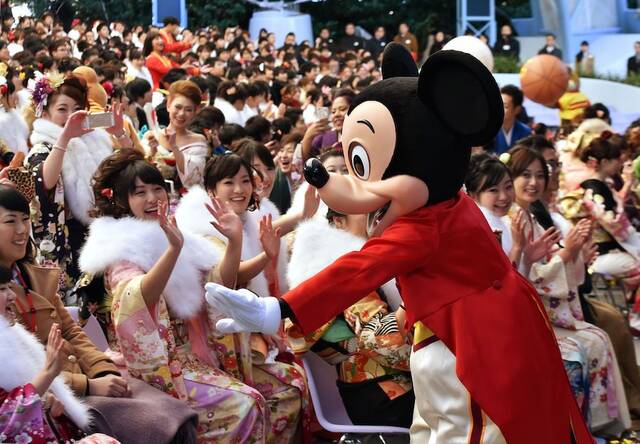 千叶市在迪士尼乐园举行成人礼，每年都称为舆论焦点。视觉中国图