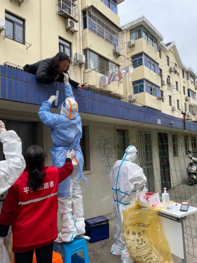 ▲浦东宣桥镇一小区二楼居民门锁坏了无法下楼核酸、浦东医院采样队员踩在椅子上完成了一次高难度采样。