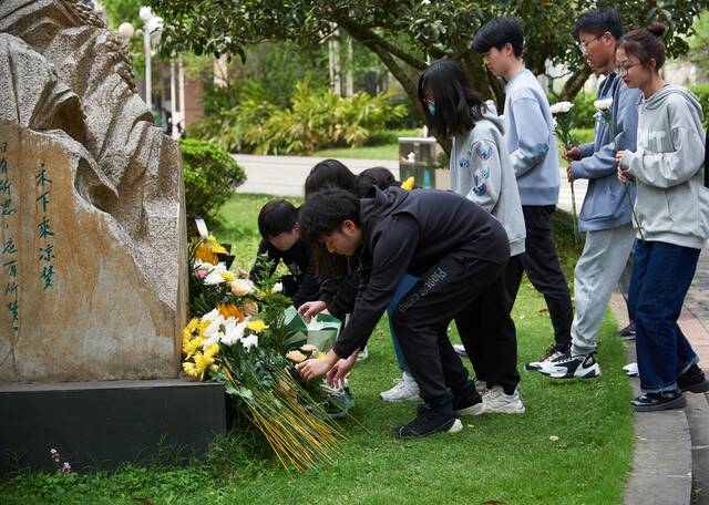 学生自发来到雕像前悼念。图：西南大学