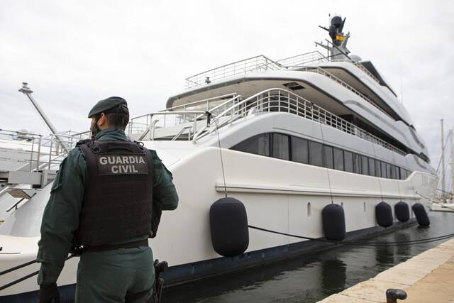 2022年4月4日，西班牙马略卡岛，一名国民警卫队站在名为“探戈”的游艇旁图自外媒