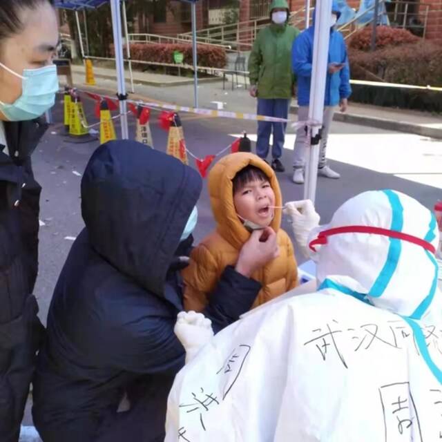 武汉同济医院医护人员入小区采集核酸。图片来源：受访者提供