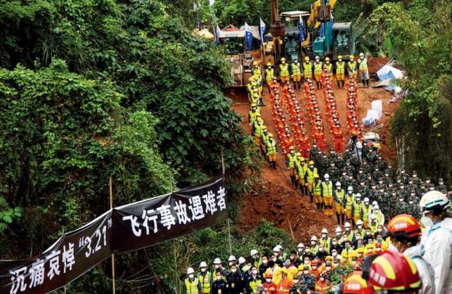 3月27日下午，广西梧州市藤县，“3·21”东航MU5735航空器飞行事故遇难者集体哀悼活动在事发地搜救现场举行，对遇难者表示哀悼。图/中新