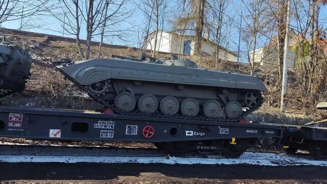 画面曝光！捷克向乌克兰运送苏制坦克，破北约国家先例