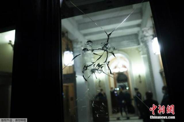 资料图：美国国会大厦骚乱事件后，遭到破坏的众议院玻璃门。