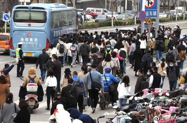 燕郊跨省上班族复工第一天：白庙公交车站排出百米长队