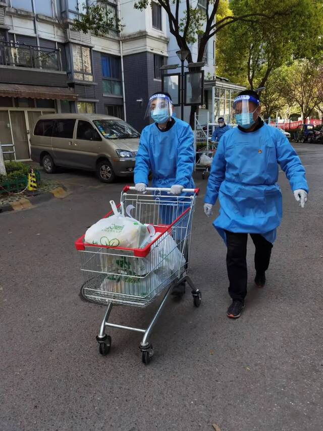 遍布上海各区，华东师大教师化身“大白”“小蓝”同心守沪！