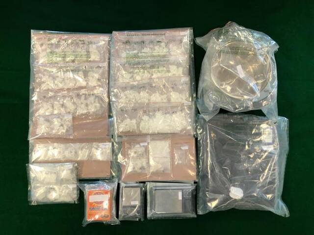 图示检获的怀疑霹雳可卡因和制毒及包装工具。图片来源：香港特区政府新闻公报
