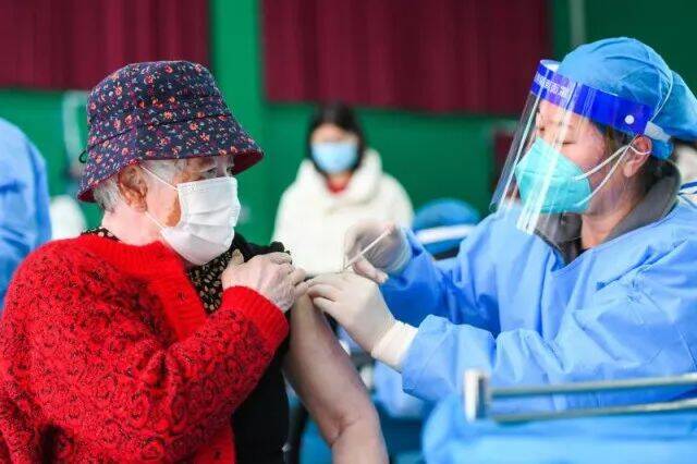 ▲3月22日，在呼和浩特市公主府公园新冠疫苗接种点，一位老人在接种疫苗。新华社记者刘磊摄