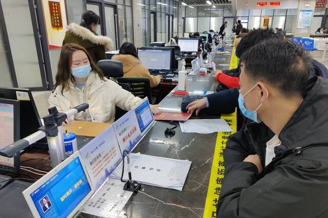 郴州市政务服务中心窗口工作人员在为群众办理不动产登记