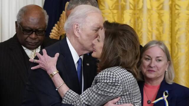白宫：拜登佩洛西亲吻脸颊和握手，不算“密接”