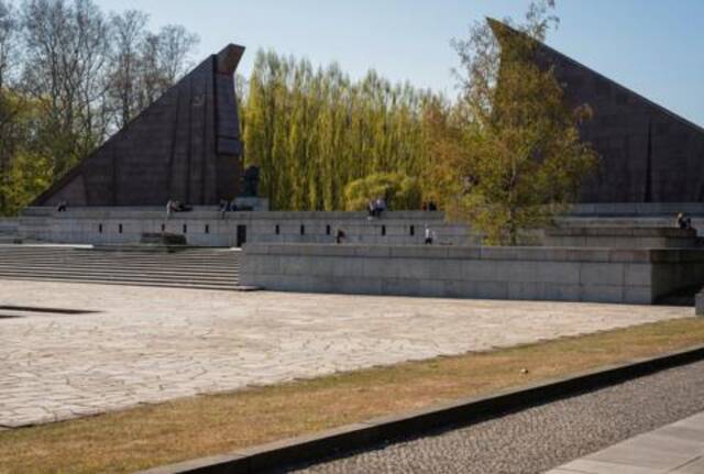 德国苏维埃战争纪念碑遭破坏 俄使馆抗议：恶意攻击