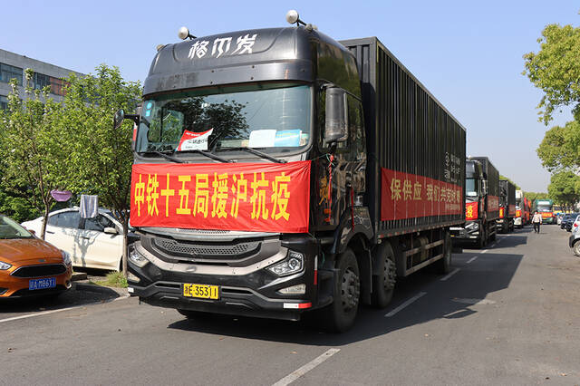 价值120万的居民生活保障物资从湖州运往上海。上海市建设交通工作党委图